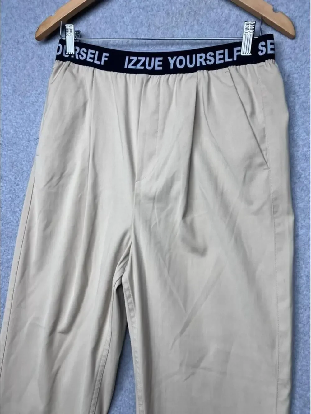IZZUE Yourself Khaki Pleated Trousers Logo Waistband Tapered Pants Womens 29 In